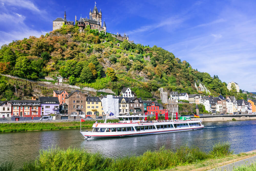 are river cruises running on the river