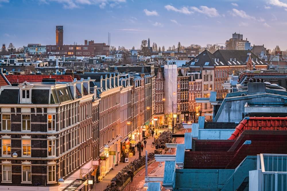 take a free walking tour trough local neighborhoods