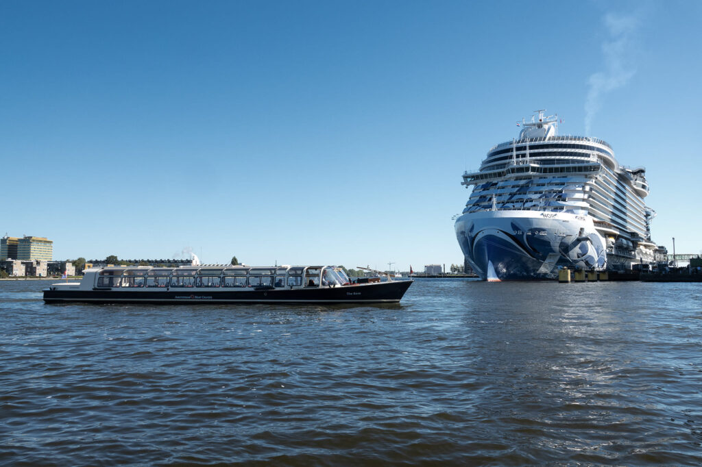 why is a canal cruise one of the best amsterdam city centre attractions